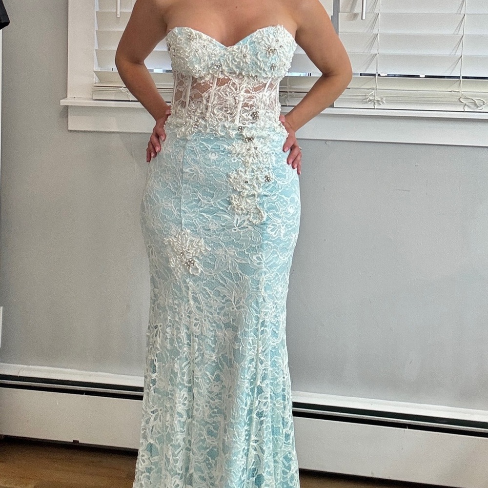 Elegant Lace Strapless Dress in Light Blue